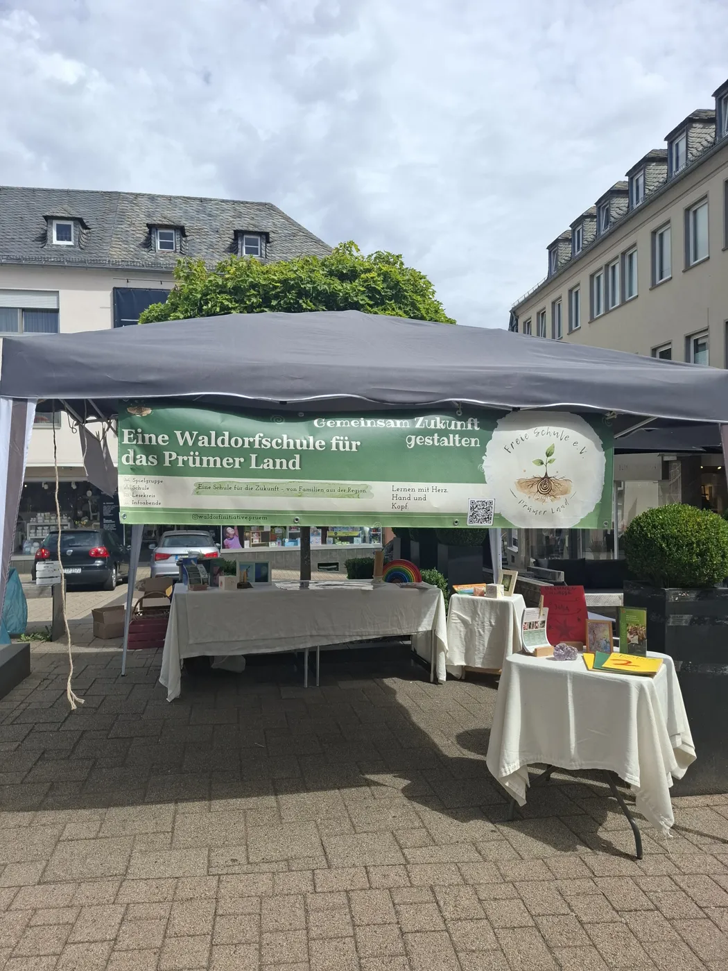 Infostand der Initiative mit Banner „Eine Waldorfschule für das Prümer Land“ in der Prümer Innenstadt